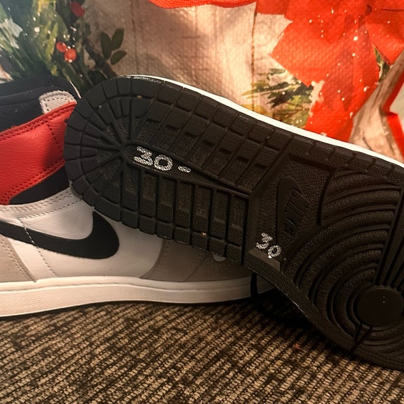 Air Jordan 1 Retro High OG Light Smoke Grey - Size 8.5 - 555088-126 - Mens - Picture 3 of 7